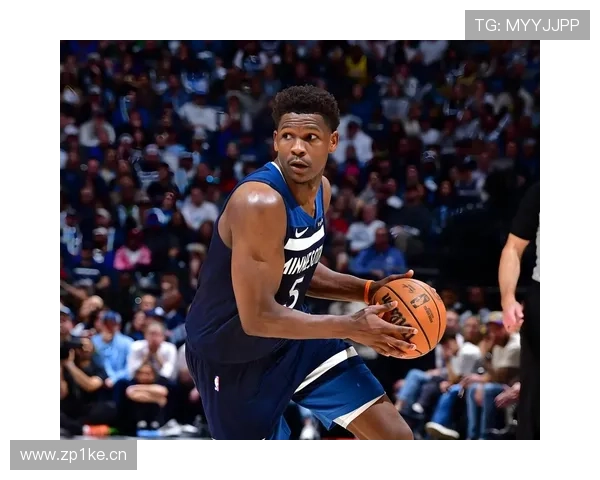 爱德华兹笑称文班太高难跳球赢